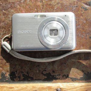 SONY Cybershot12.1 Megapixel Digital Camera with Case and SD Card